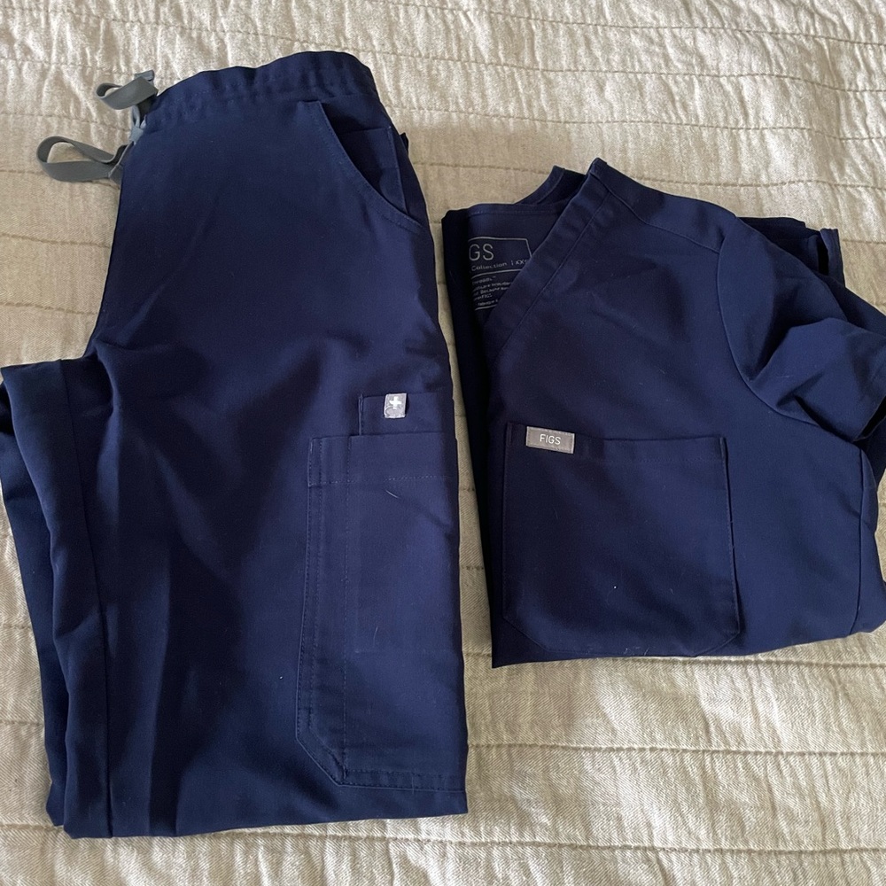 Women’s Figs scrub set